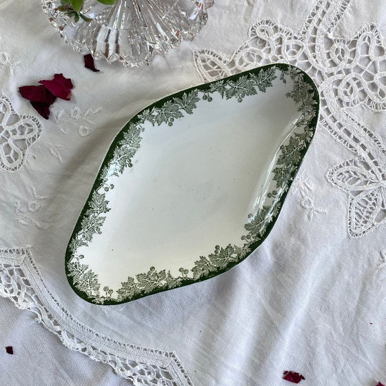 Image 1 of Piccolo piatto da portata in terracotta di Saint Amand et Hamage, motivo a platano verde