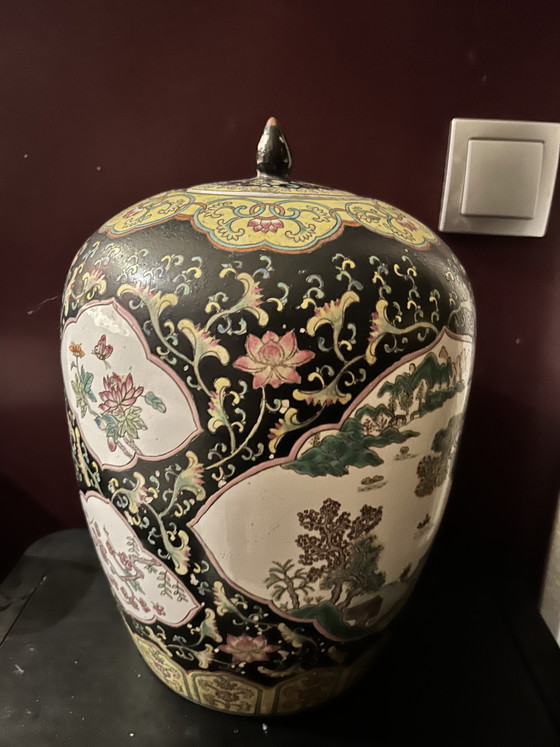 Image 1 of Grote Antieke Chinese gemberpot of vaas met Famille Noir Decor