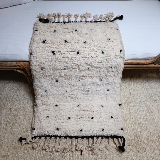 Image 1 of Beni Ouarain Berberteppich – handgefertigter marokkanischer Wollteppich in Elfenbeinweiß mit schwarzen Punkten