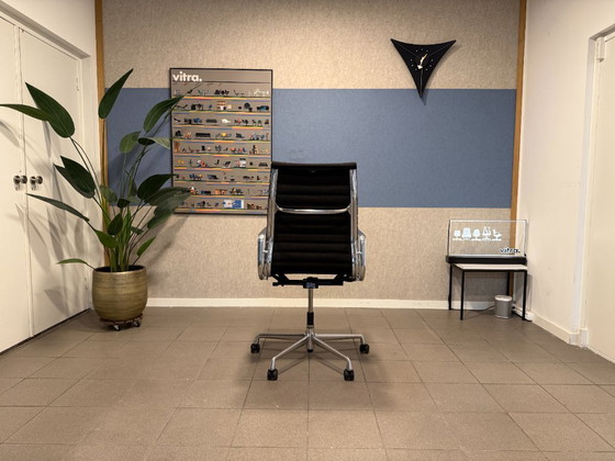 Vitra | Eames | EA119 | Schwarzer Hopsak | 1 Stück – Bürostühle, Aluminium (photo 6 of 14)