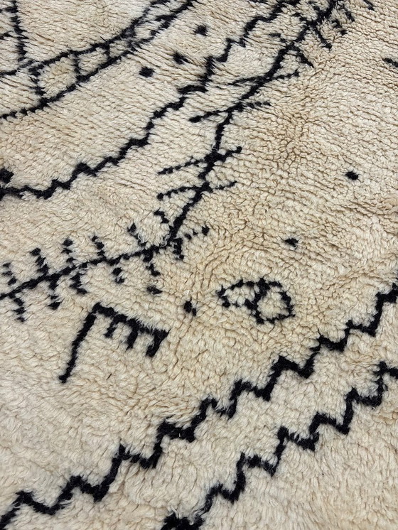 Image 1 of Tapis berbère marocain luxueux en laine 250x350 cm – Tapis berbère blanc et noir – Tapis marocain authentique 