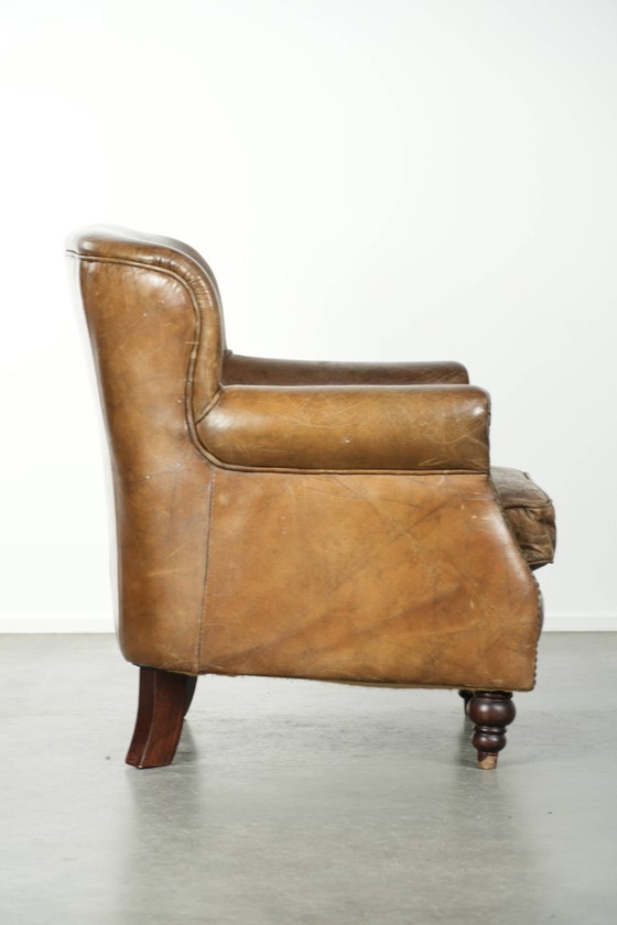 Image 1 of Stoere rundleren fauteuil in een mooi subtiel formaat met een prachtig patina