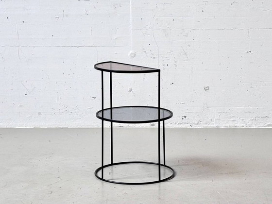 Table d'appoint sculpturale en métal noir et verre fumé – Tables basses, Glass (photo 5 of 18)