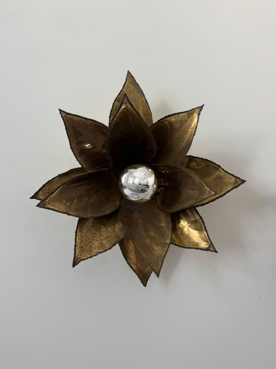 Een paar vintage, gepatineerde messing wandlampen met bloemmotief, Frankrijk, 1960 – Brass (photo 4 of 8)