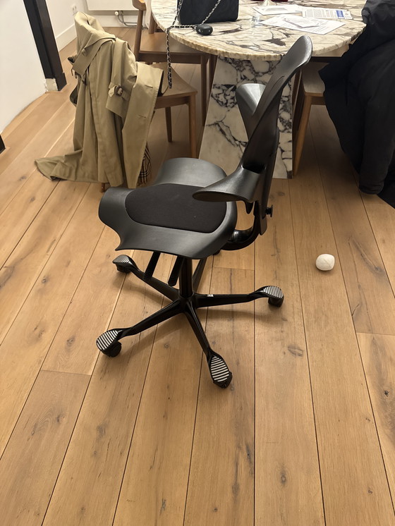 Image 1 of Schwarzer ergonomischer Bürostuhl auf Rollen