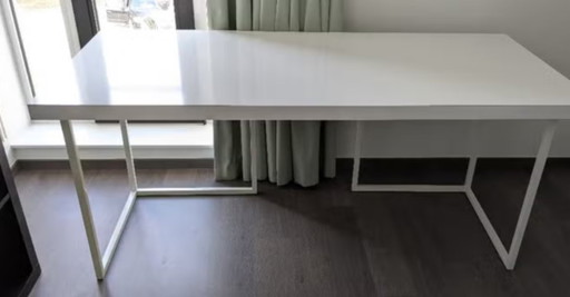 Mesa de comedor blanca con base de metal