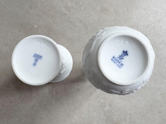 2x Vintage White Biscuit Porcelain AK Kaiser Vases - M. Frey (photo 6 of 8)