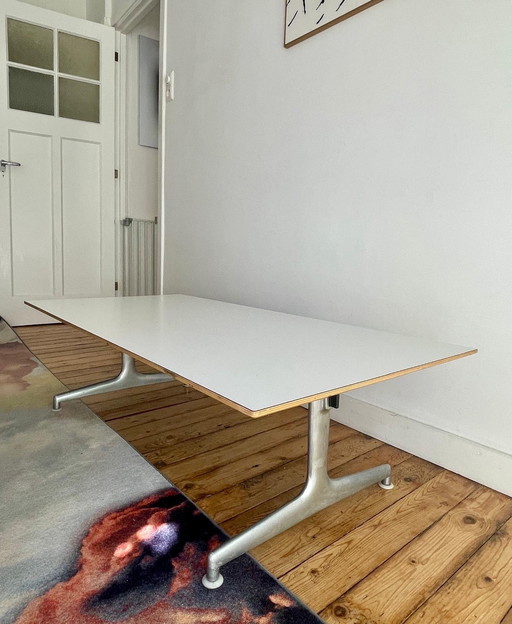 Table basse avec base Eames originale