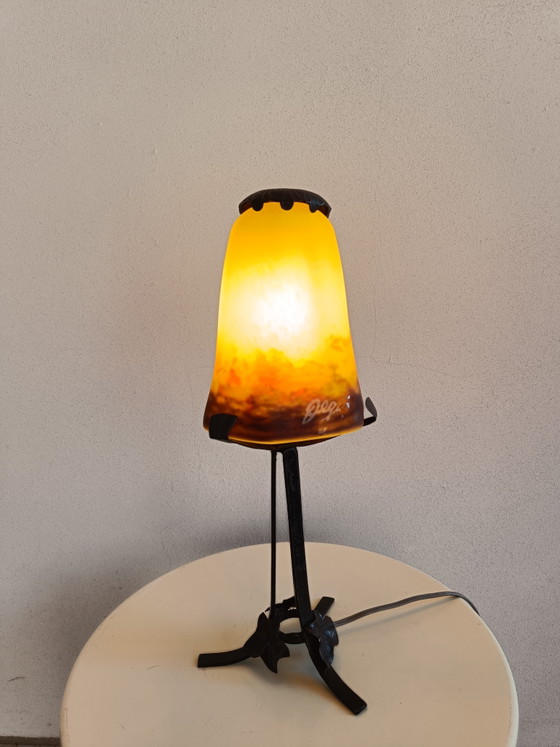 Image 1 of French Art Deco table lamp with signed Degué glass shade and wrought iron base, estimated 1930s/40s