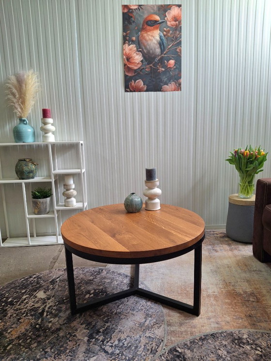 Image 1 of Nueva y robusta mesa de centro de roble macizo y base de metal.