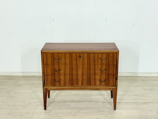 Commode style années 60 – Meuble vasque vintage en noyer avec poignées en laiton