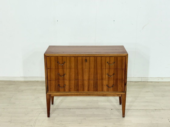 Image 1 of Commode style années 60 – Meuble vasque vintage en noyer avec poignées en laiton
