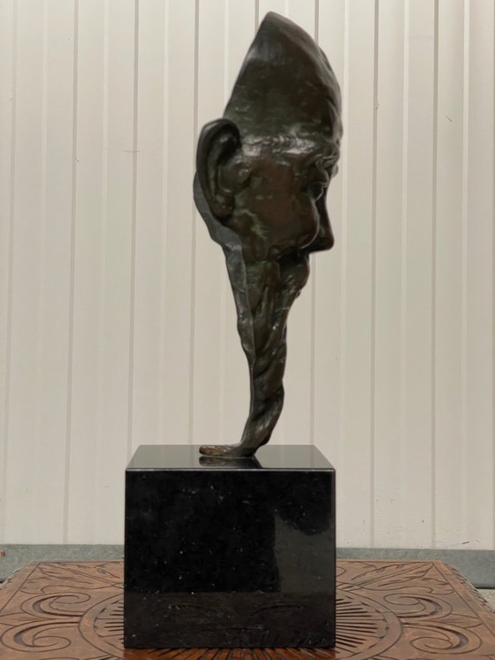 Image 1 of Une sculpture en bronze exceptionnelle représentant un homme asiatique