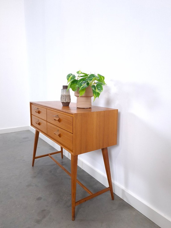 Cassettiera danese vintage in teak con gambe alte inclinate, tavolino, credenza – Cassettiere, Legno (photo 10 of 13)
