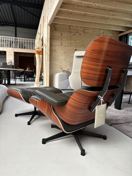 Nwe Vitra Eames Lounge Chair + Ottoman Palisander Brown Premium Leather 2026 – Draaistoelen, Aluminium, Wood (photo 7 of 9)