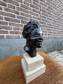 Statue der Justitia auf einem Travertinsockel, Dea Bendata