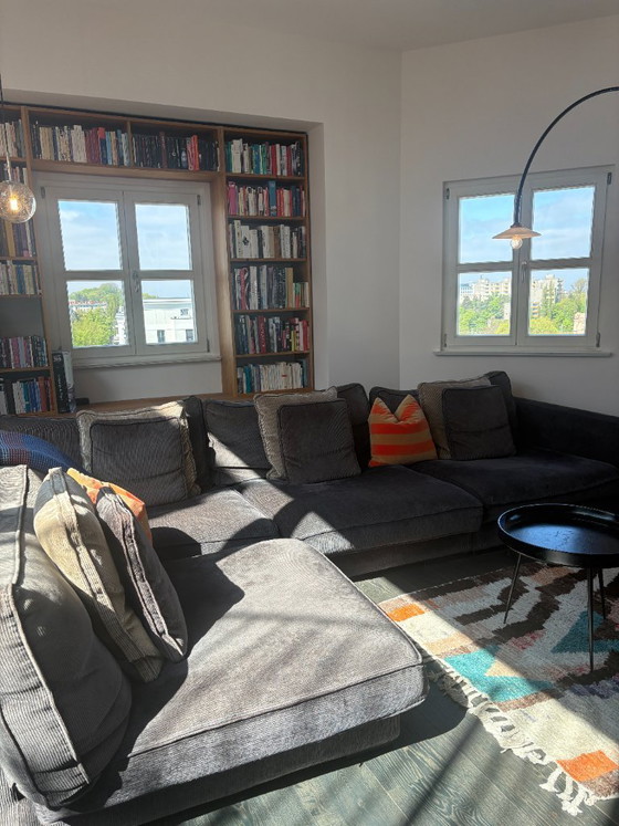 Image 1 of Canapé Roche Bobois Long Island, confortable et élégant, avec revêtement en velours côtelé gris foncé
