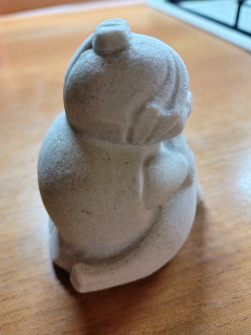 Escultura de piedra vintage de Marbell: Niña con foca (Bélgica, década de 1970)