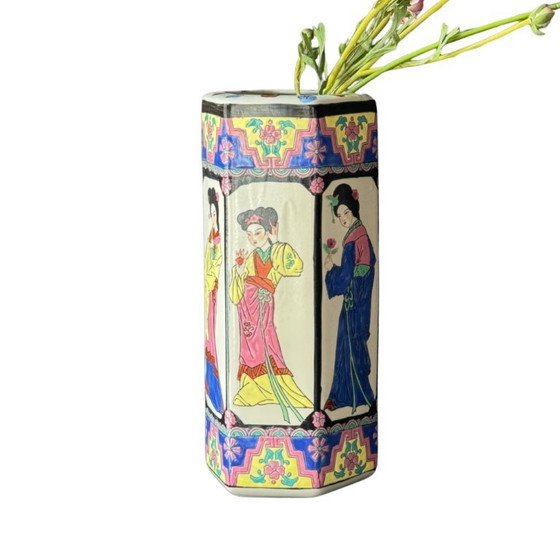 Image 1 of Vintage Zeshoekige Vaas – Kleurrijk Aziatisch Decor – ca. 1960–1980 – 35 cm – Sculpturaal Keramiek