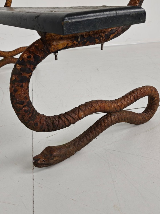 Image 1 of Banco de jardín victoriano antiguo de hierro fundido con forma de serpiente y ventana salediza.