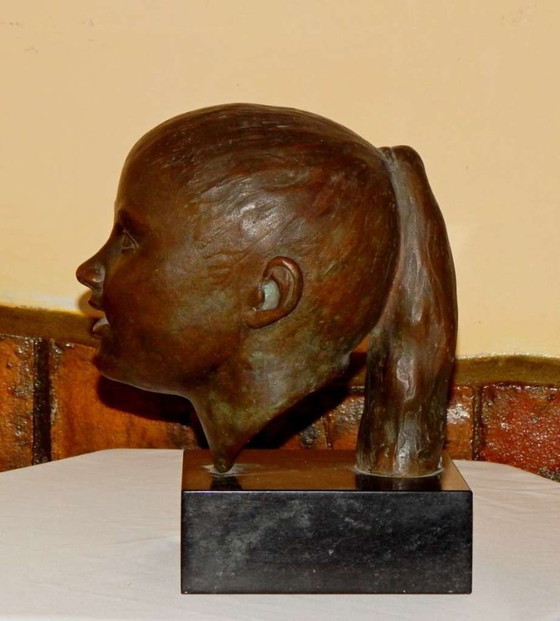 Image 1 of Elegante escultura de bronce: busto de una niña sobre una base de mármol macizo.