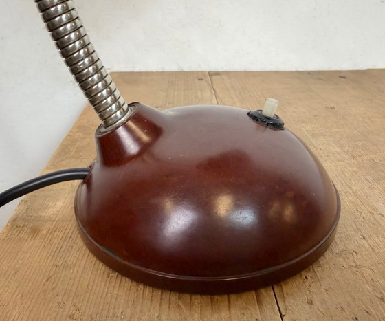 Image 1 of Lampe de table vintage en bakélite brune à col de cygne, années 1950