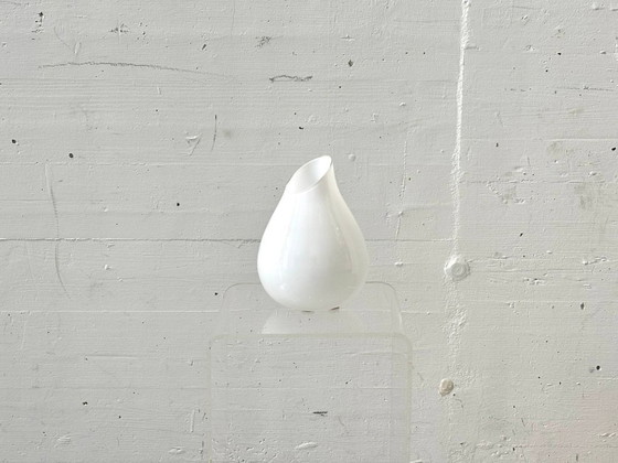 Image 1 of Jarrón de cristal opalino de mediados de siglo, con forma orgánica de lágrima.