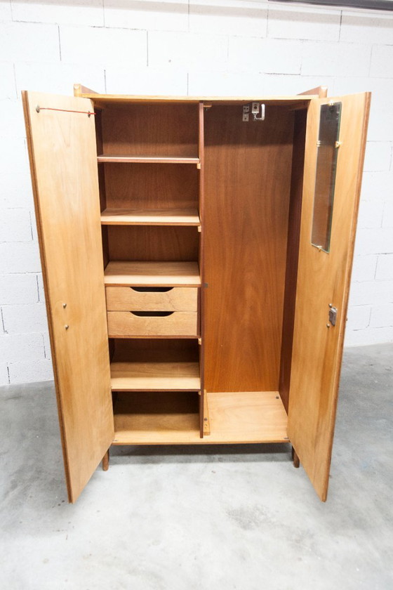 Image 1 of Armoire 1950 Mid-Century-Modern chêne en frisage 2 portes, 2 tiroirs, 4 étagères, 30cm de penderie et miroir 54x18cm