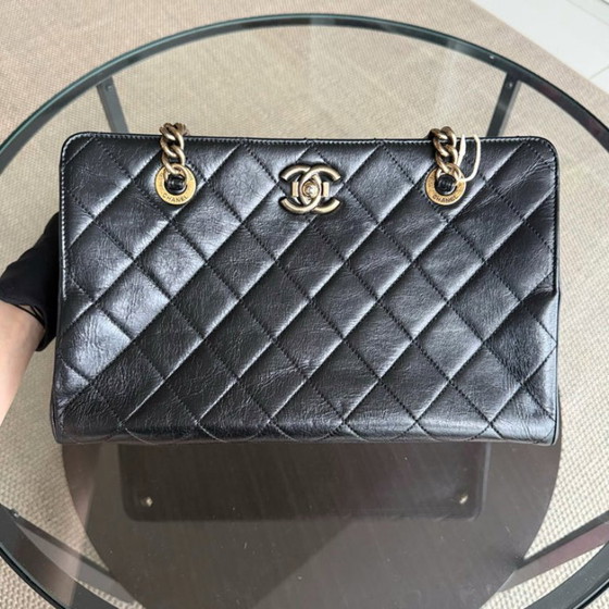 Image 1 of Chanel Shopping Tote - Gewatteerd kalfsleer, zwart met gouden details