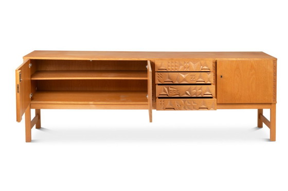 Image 1 of Aparador de roble y chapa de roble. Años 60/70.