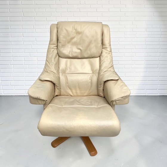 Dos sillones reclinables giratorios estilo Stressless de Ekornes – Wood (photo 10 of 10)
