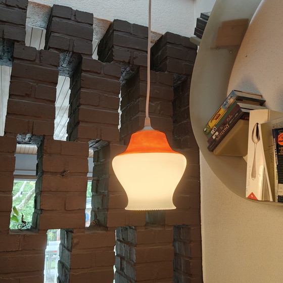 Image 1 of Lampada a sospensione vintage in vetro opalino con paralume rosso – impianto elettrico rinnovato – anni '60/'70