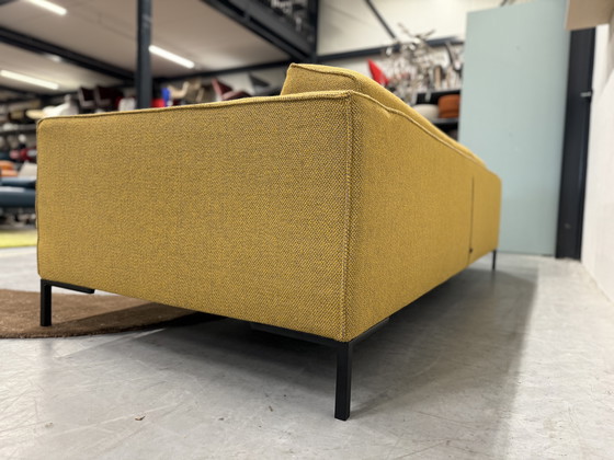 Image 1 of Diseño en stock Sofá Aikon de 4 plazas de tela amarilla