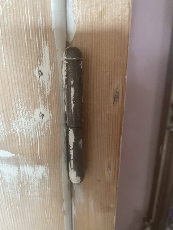 Auch ein alter Speckschrankrost ist vorhanden. – Wandschrank, Wood (photo 6 of 6)