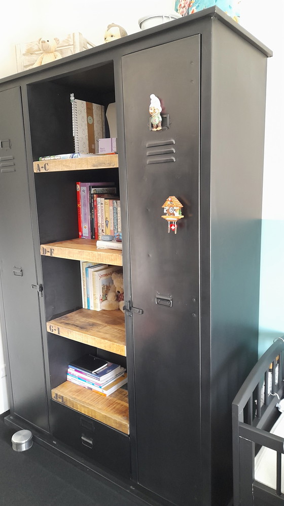 Image 1 of Armadietto nero con ripiani in legno di mango.