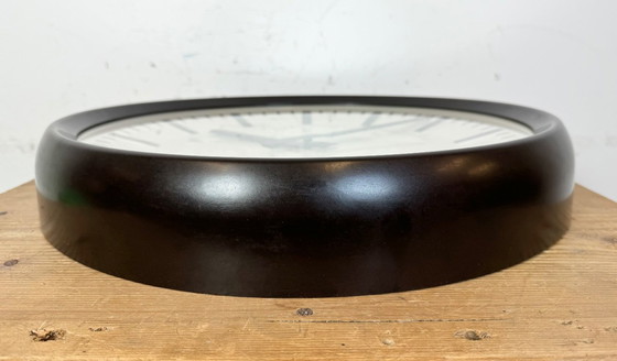 Image 1 of Grote industriële bakelieten fabriekswandklok van Pragotron, jaren 60