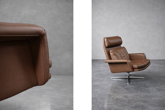 Image 1 of Fauteuil pivotant et repose-pieds en cuir marron, style danois moderne vintage, années 1970, ensemble de 2