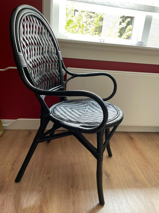 Silla pequeña de ratán negro