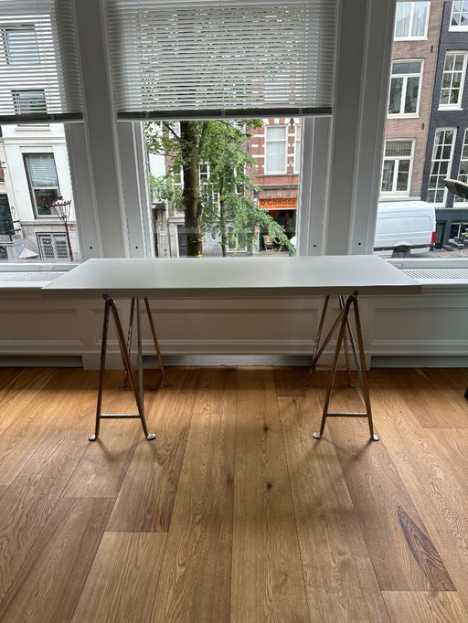 Bureautafel Gingerbread, verchroomd smeedijzer onderstel met blad
