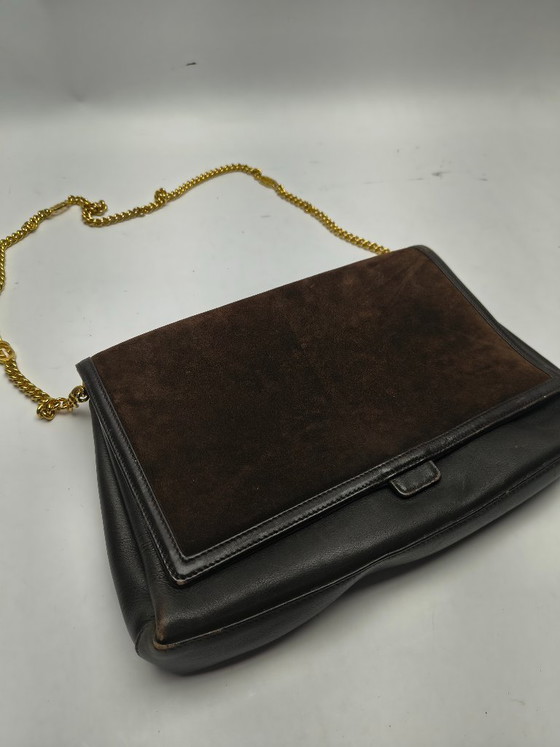 Image 1 of Rara borsa a tracolla vintage Gucci in pelle scamosciata e pelle con catena GG dorata e ciondolo con stemma – Made in Italy