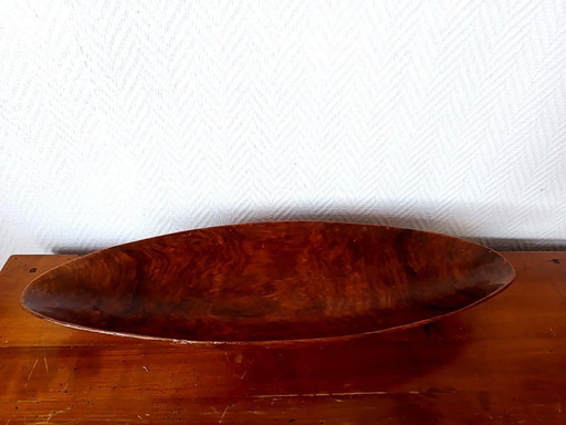 cuenco de madera oblongo de estilo brutalista