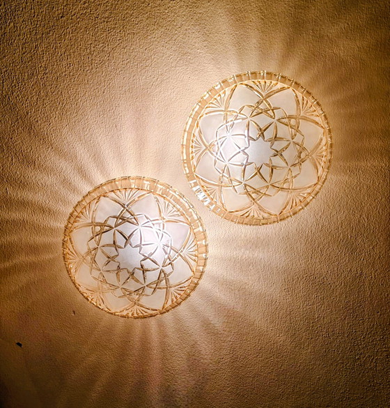 Image 1 of Een paar hoogwaardige vintage wand-/plafondlampen van loodkristal met stervormige slijping.
