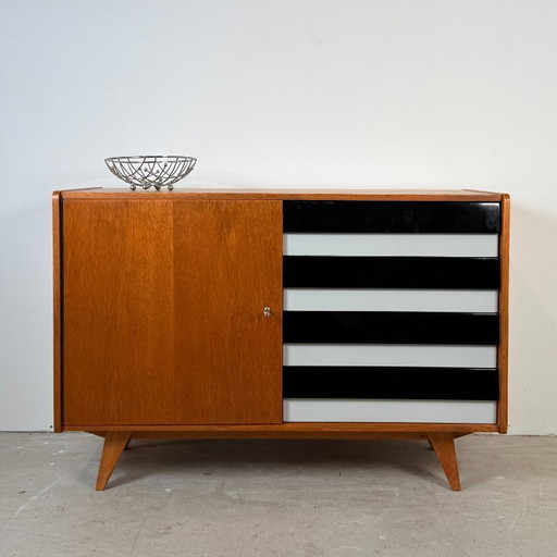 Credenza U458 di Jiří Jiroutek, nera con cassetti bianchi