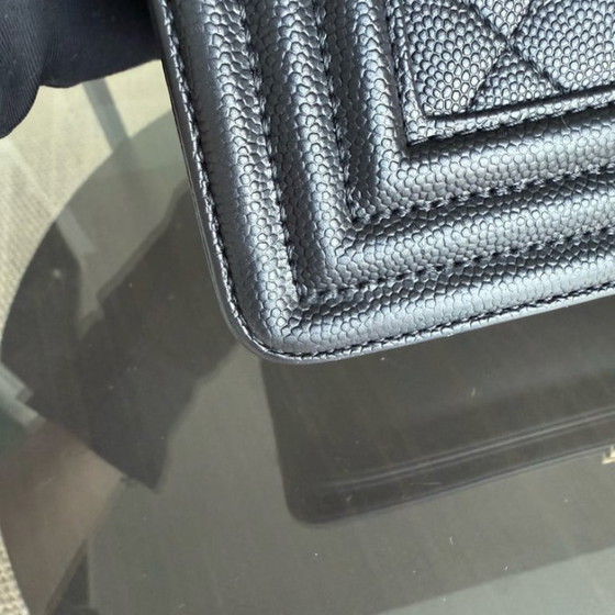 Image 1 of Borsa Chanel Boy Medium - Caviar 25 cm trapuntata con finitura granulata dorata Serie 24