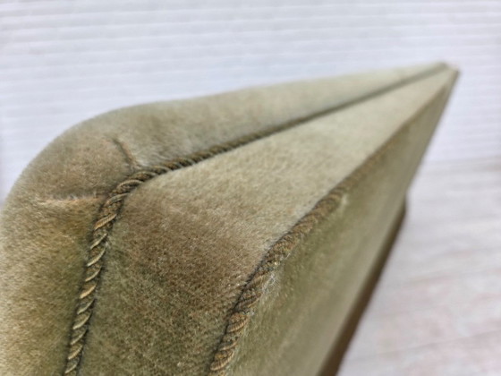 Image 1 of Deense driezitsbank uit de jaren 70, groen meubelvelours, beukenhout.