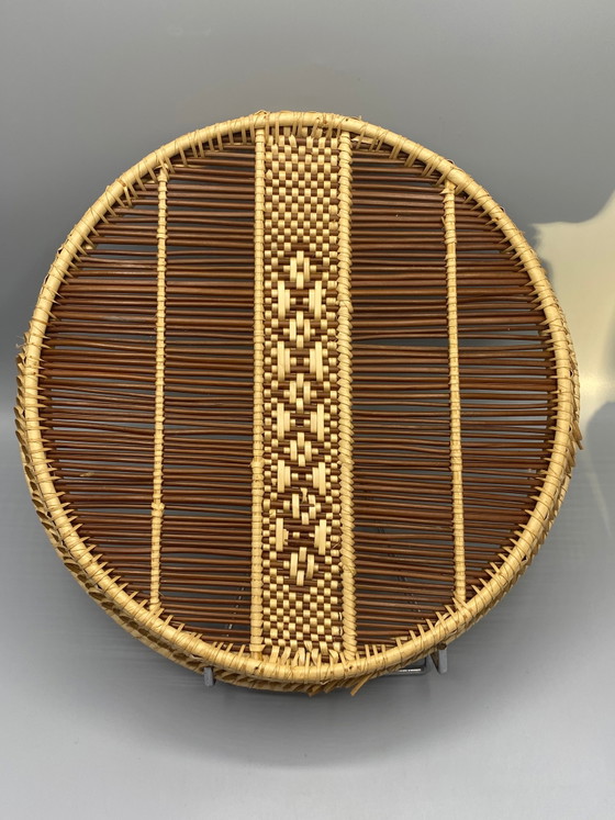 Ronde gevlochten rotan dienblad met ruitpatroon en spiraalvormige rand. – Decoratieve objecten, Wicker, Rattan (photo 2 of 3)