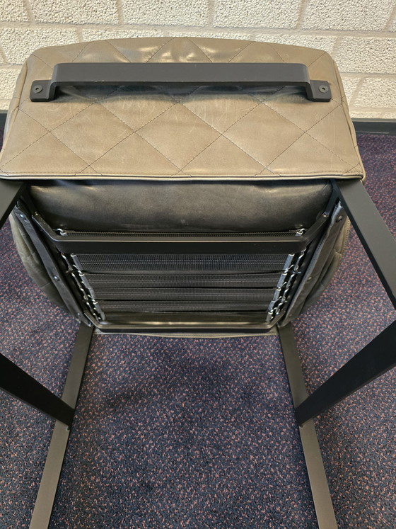 Image 1 of 3 elegantes taburetes de bar para cocina de Piet Boon con base negra antracita.