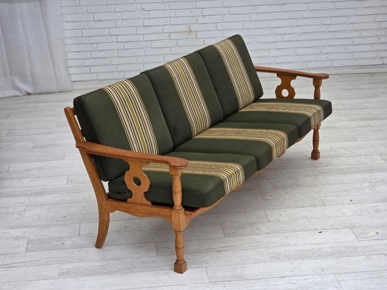 Image 1 of Deense driezitsbank uit de jaren 70, bekleed met groene meubelwol en gemaakt van massief eikenhout.