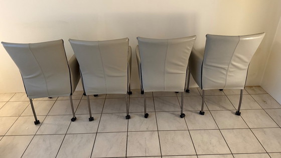 Image 1 of 4 eetkamerstoelen, leer merk Goossens (met wieltjes)