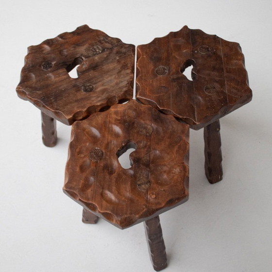 Image 1 of Set van drie handgesneden houten krukjes